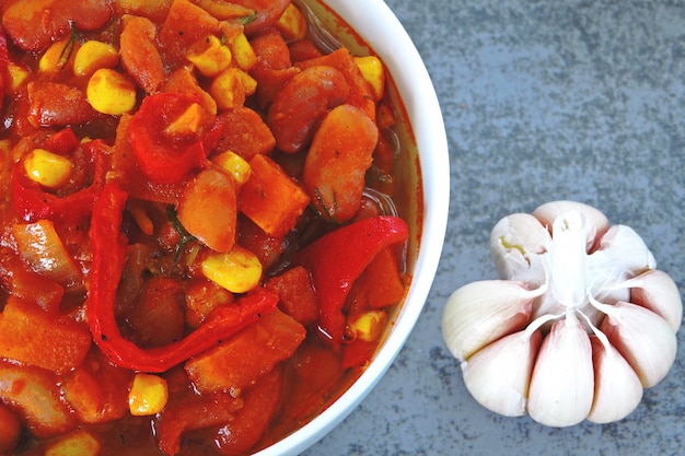 Apetitosos frijoles con verduras y estilo mexicano.