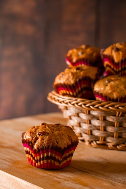 Apetitosos muffins caseros sobre una tabla de cortar de madera. Hornear festivo tradicional de Navidad.