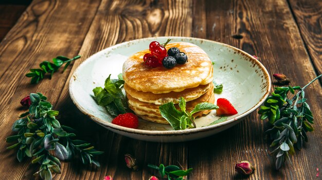 Apetitosos panqueques de desayuno dulce con bayas