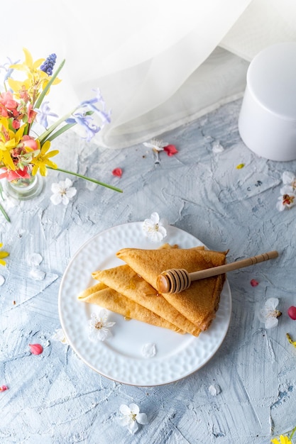 apetitosos panqueques en un plato blanco buenos días concepto de desayuno de primavera