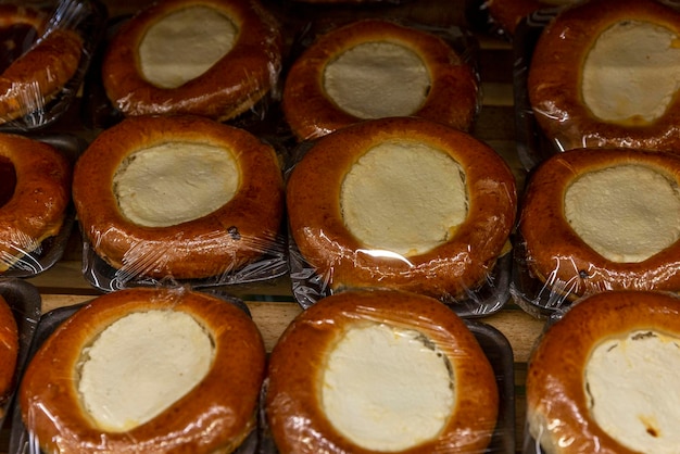 Apetitosos pasteles de queso con requesón en el mostrador Pasteles tradicionales Primer plano Vista frontal