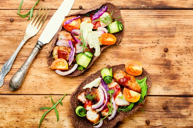 Apetitosos sándwiches o bruschetta hechos con verduras y carne.