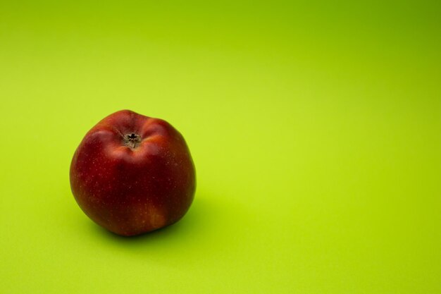 Apfel auf grünem Hintergrund