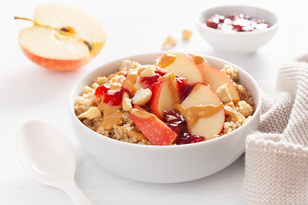 Apfel-Erdnussbutter-Quinoa-Schüssel mit Marmelade und Cashew für gesundes Frühstück