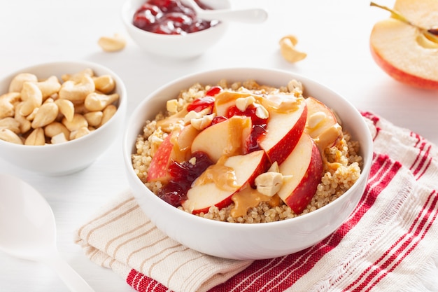 Apfel-Erdnussbutter-Quinoa-Schüssel mit Marmelade und Cashew für gesundes Frühstück