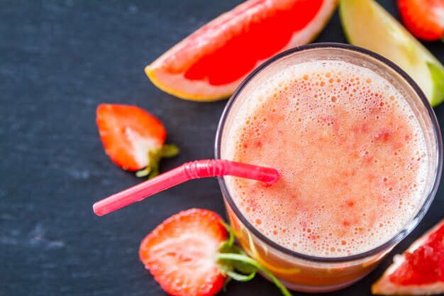 Apfel-Grapefruit- und Erdbeer-Smoothie-Zutaten