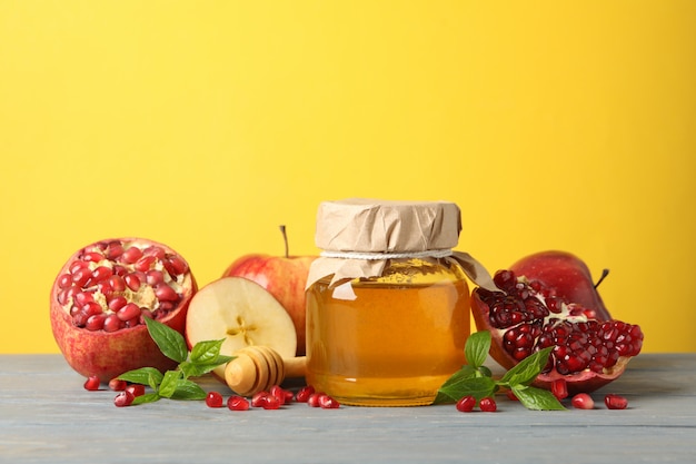 Apfel, Honig und Granatapfel gegen Gelb. Behandlung zu Hause