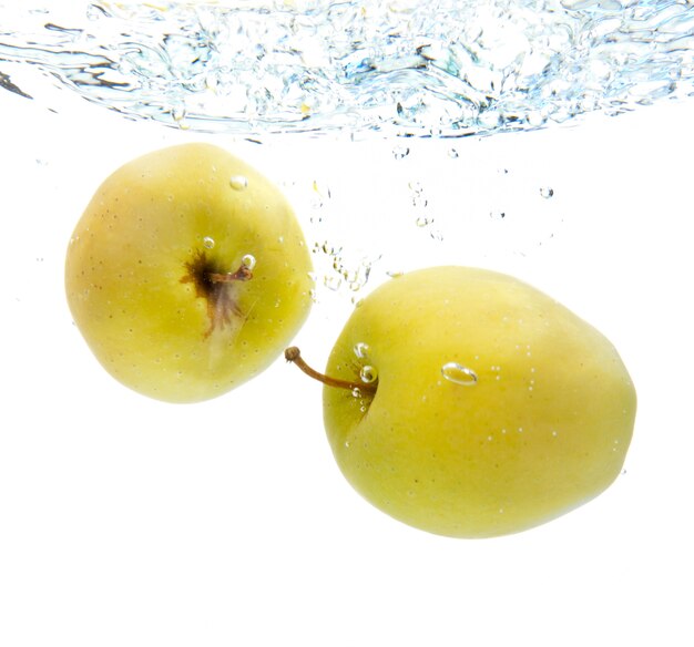 Apfel im Wasser