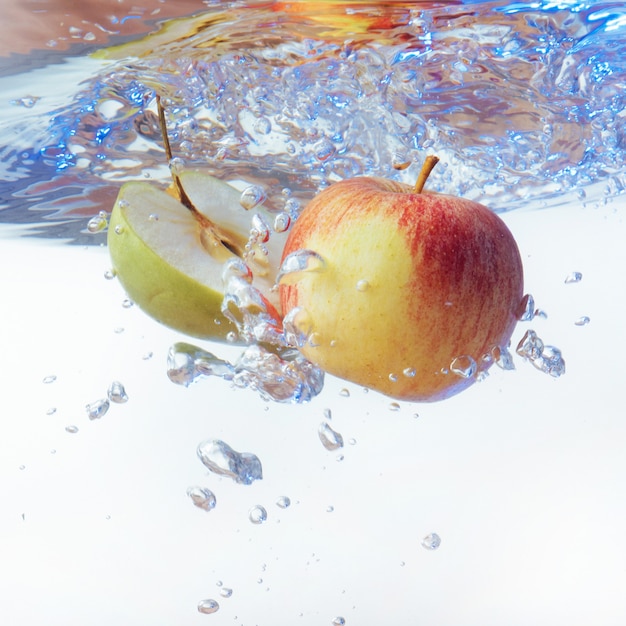 Apfel im Wasser