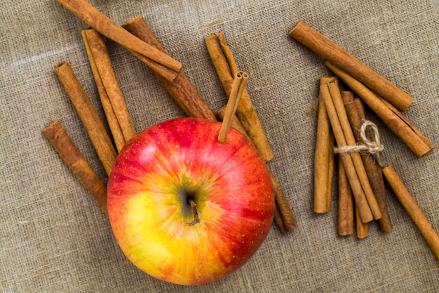 Apfel liegt zusammen mit Zimt