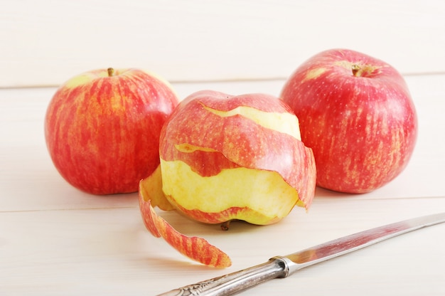 Apfel mit gereinigter Haut und einem Messer