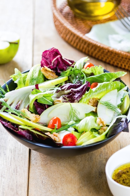 Foto apfel mit rucola, radicchio und walnusssalat von vinaigrette