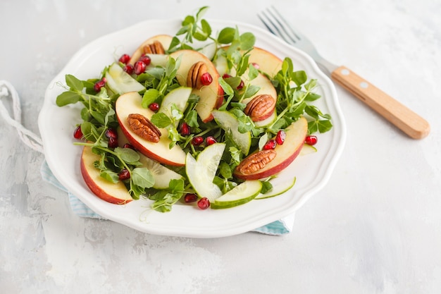 Apfel-Pekannuss-Granatapfel-Salat.