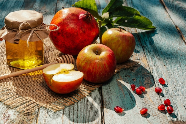 Apfel und Honig und Granatapfel, traditionelles Essen des jüdischen Neujahrs - Rosh Hashana.