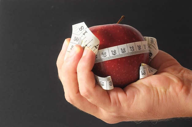 Apfel und Messgerät zur Hand