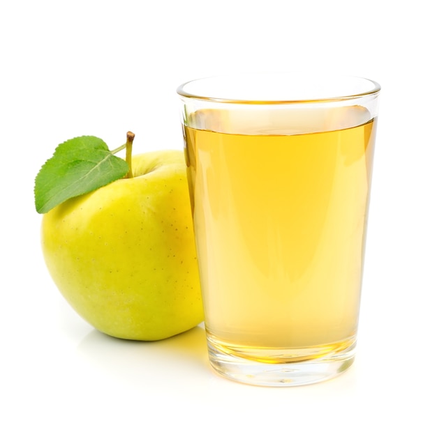 Apfel und Saft hautnah auf Weiß