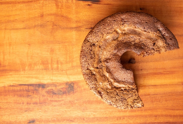 Apfel- und Zimtkuchen auf einem selektiven Fokus der rustikalen Holzoberfläche