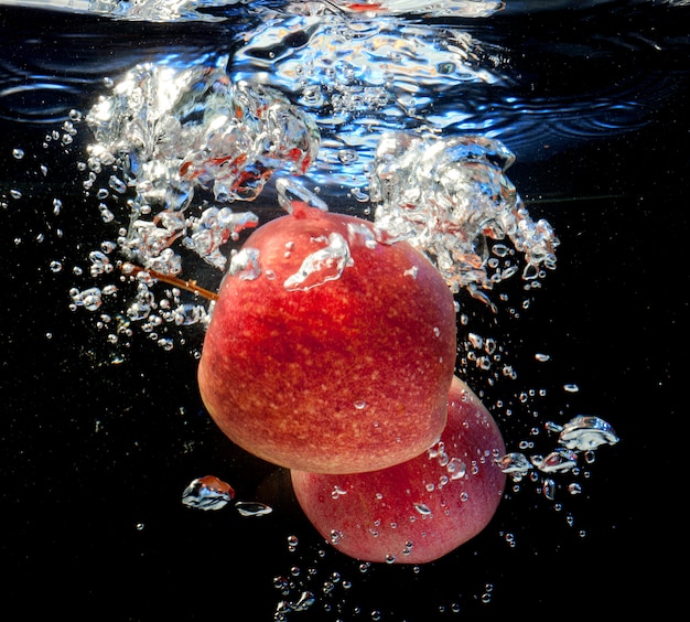 Apfel zwei im Wasser