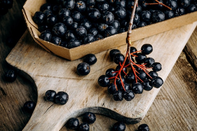 Apfelbeere (Aronia melanocarpic) auf einem Holztisch.