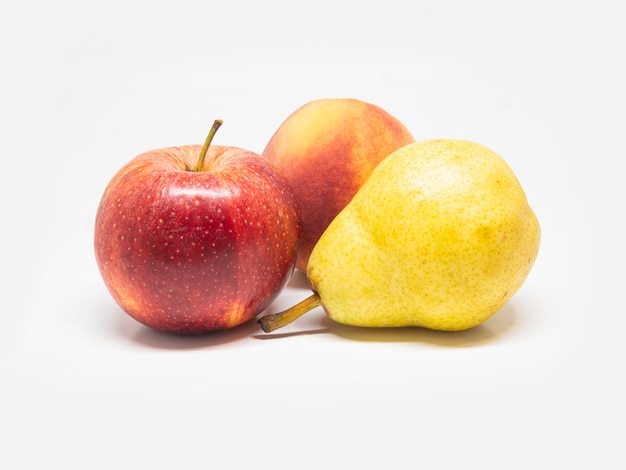Apfelbirne und Pfirsich isoliert auf weiß