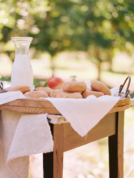 Apfelgarten Ein Tisch mit Essen