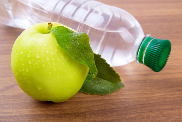 Apfelkern mit Wassertropfen, Wasser in Flaschen für ein gesundes Leben