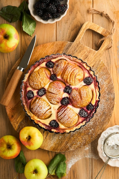 Apfelkuchen Apfel- und Brombeerkuchen oder Torte dekoriert Zuckerpulver auf alten Holztisch Köstliches Dessert für Herbst- oder Winterabendessen Herbstgebäck-Dessert Draufsicht