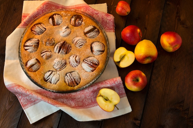 Apfelkuchen auf dunklem Hintergrund