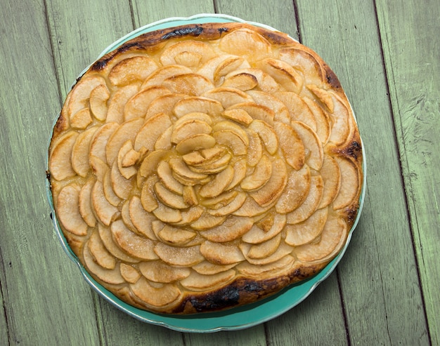 Apfelkuchen auf einem grünen Holztisch