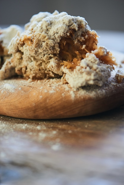 Foto apfelkuchen auf einem holzbrett