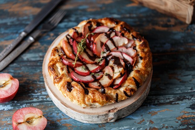 Apfelkuchen auf Holztisch. Apfelkuchen auf Holztisch