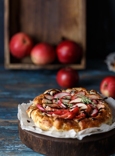 Apfelkuchen auf Holztisch. Apfelkuchen auf Holztisch