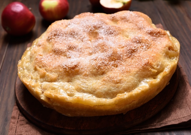 Apfelkuchen auf Holztisch