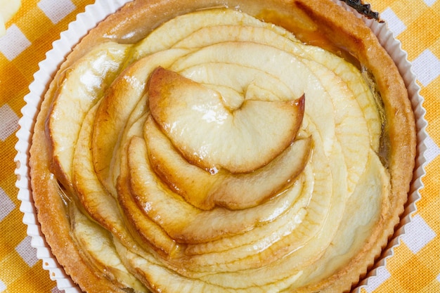 Apfelkuchen auf weißem Holz Hintergrund