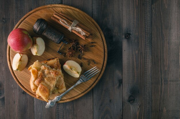 Apfelkuchen. Blätterteig und Zimt.