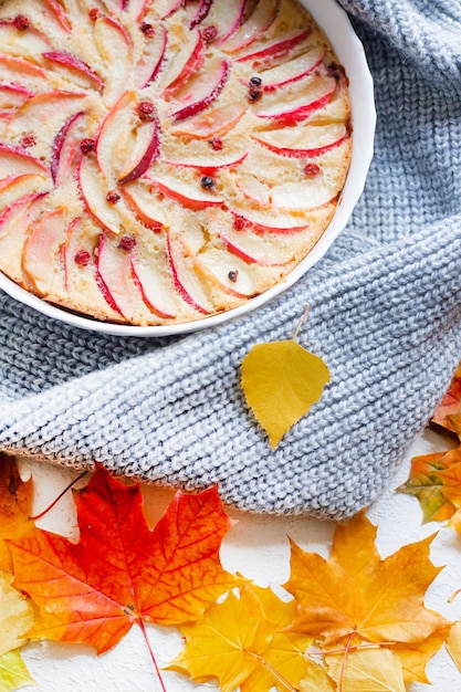 Apfelkuchen-Layout und Herbstblätter Draufsicht Ein Artikel über den Herbst Ein Artikel über das Backen von hausgemachten Kuchen