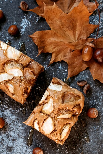 Apfelkuchen mit Honig. Herbstkomposition, gemütliche Zeit zu Hause.