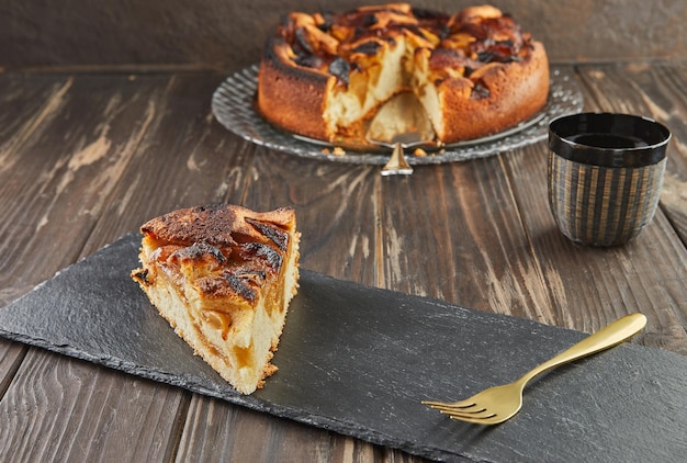 Apfelkuchen mit Honig und Mandeln. Französische Gourmetküche