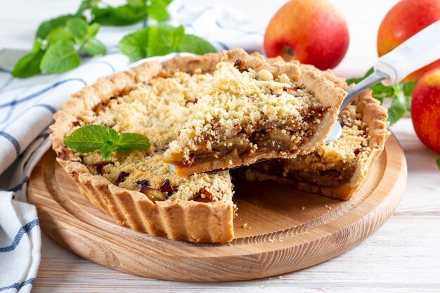 Apfelkuchen mit Karamell. Hausgemachte Apfeltarte, leckeres Gebäck