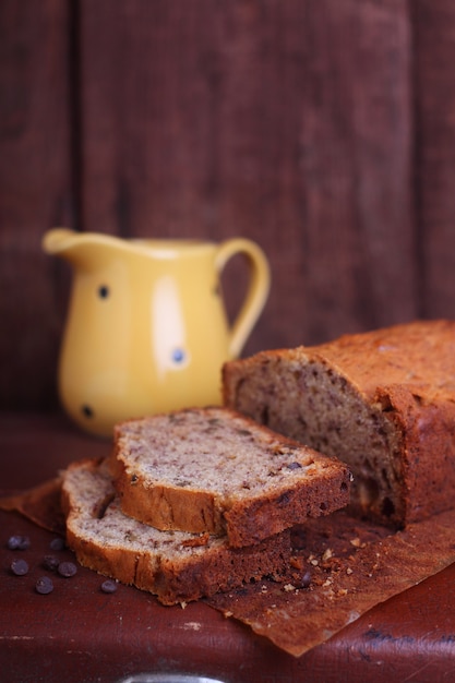 Apfelkuchen mit Walnüssen auf einem braunen Hintergrund