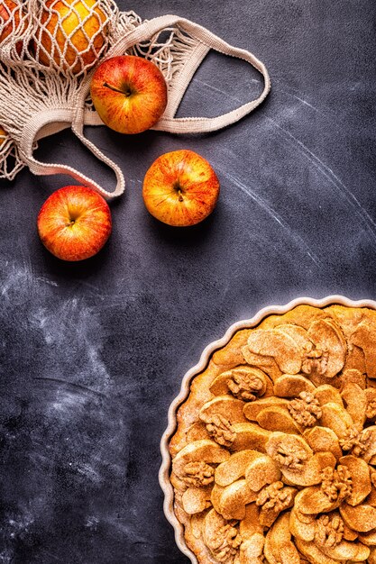 Apfelkuchen mit Walnüssen und Zimt