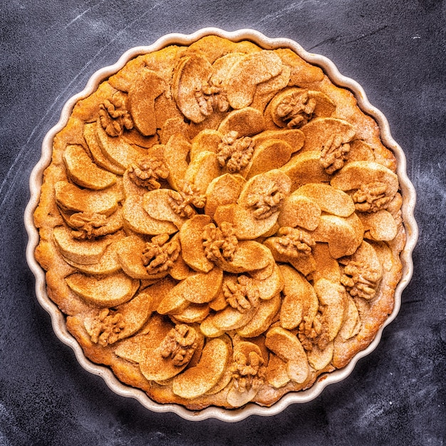 Apfelkuchen mit Walnüssen und Zimt