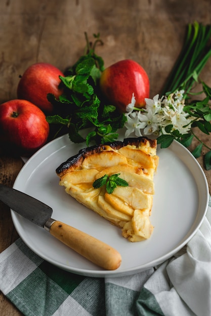 Apfelkuchen mit Zimt und Minze