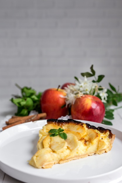 Apfelkuchen mit Zimt und Minze