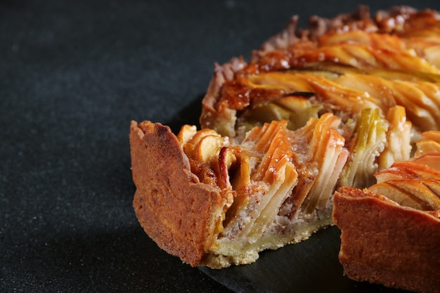 Apfelkuchen schließen oben auf dunklem Hintergrund