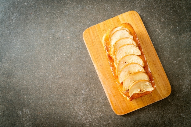 Apfelkuchen Streuselkuchen auf Holzbrett