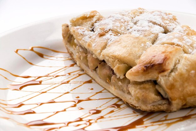 Apfelkuchen Stück hausgemachter Apfelkuchen auf weißem Hintergrund Nahaufnahme Essen Dessert