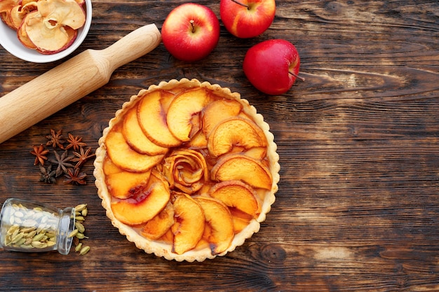 Apfelkuchen Torte und rote Äpfel auf Holztisch schließen oben