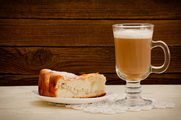 Apfelkuchen und Cappuccino