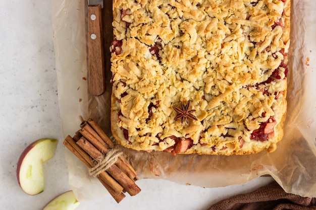 Apfelkuchenstangen mit roter Beerenmarmelade, Gewürzen und Krümel.